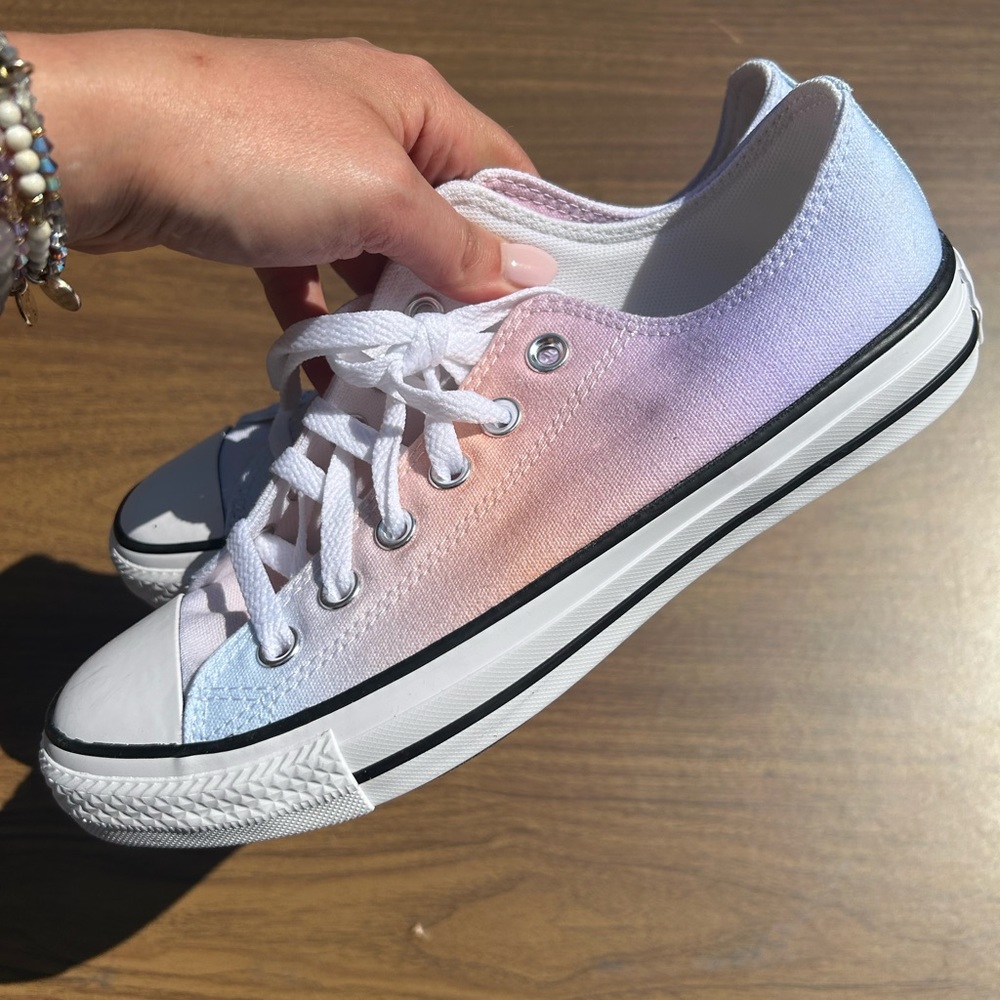 Women’s ombré pastel converse sneaker size 8 (fits size 9)
